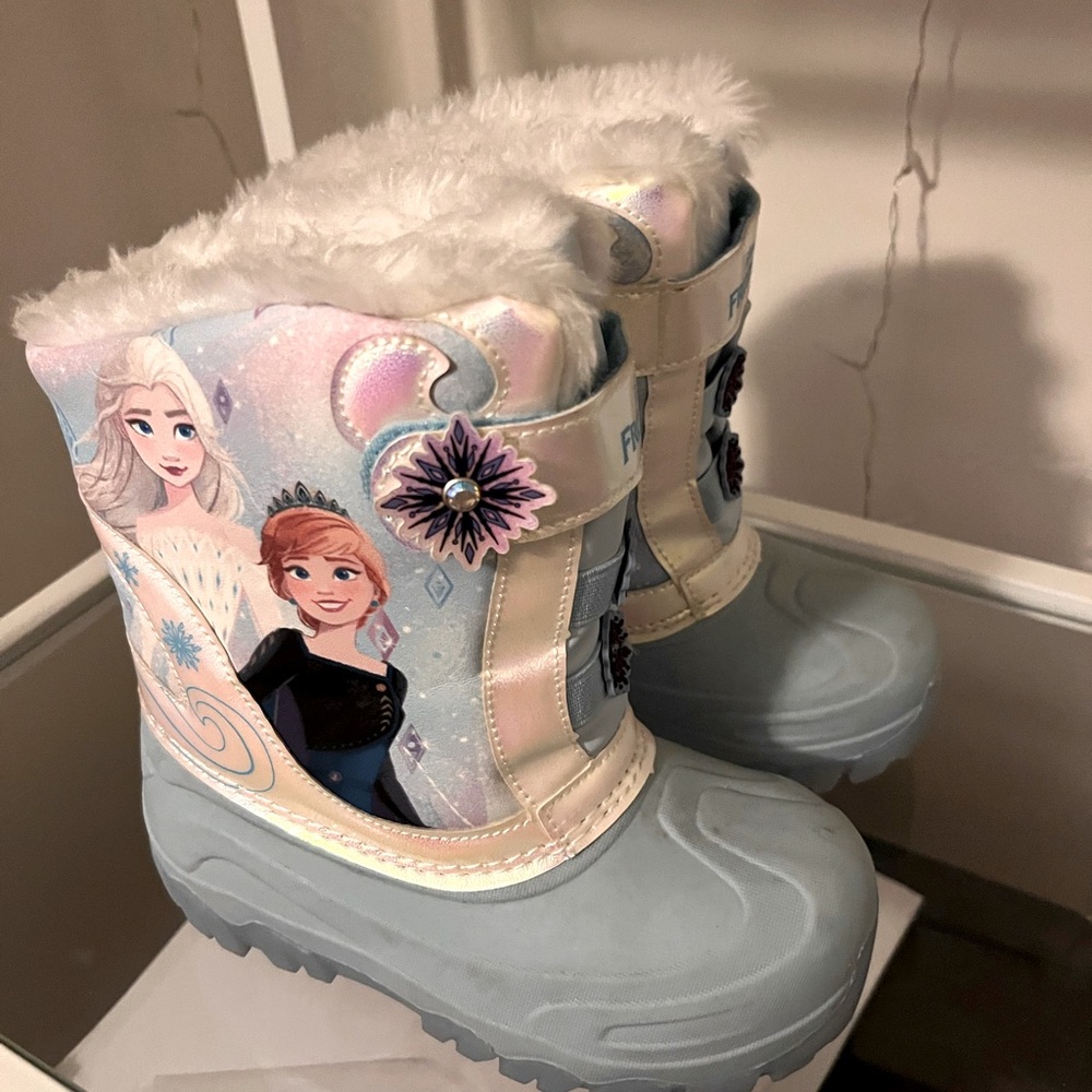Girls disney snow boots size 12 (light up)